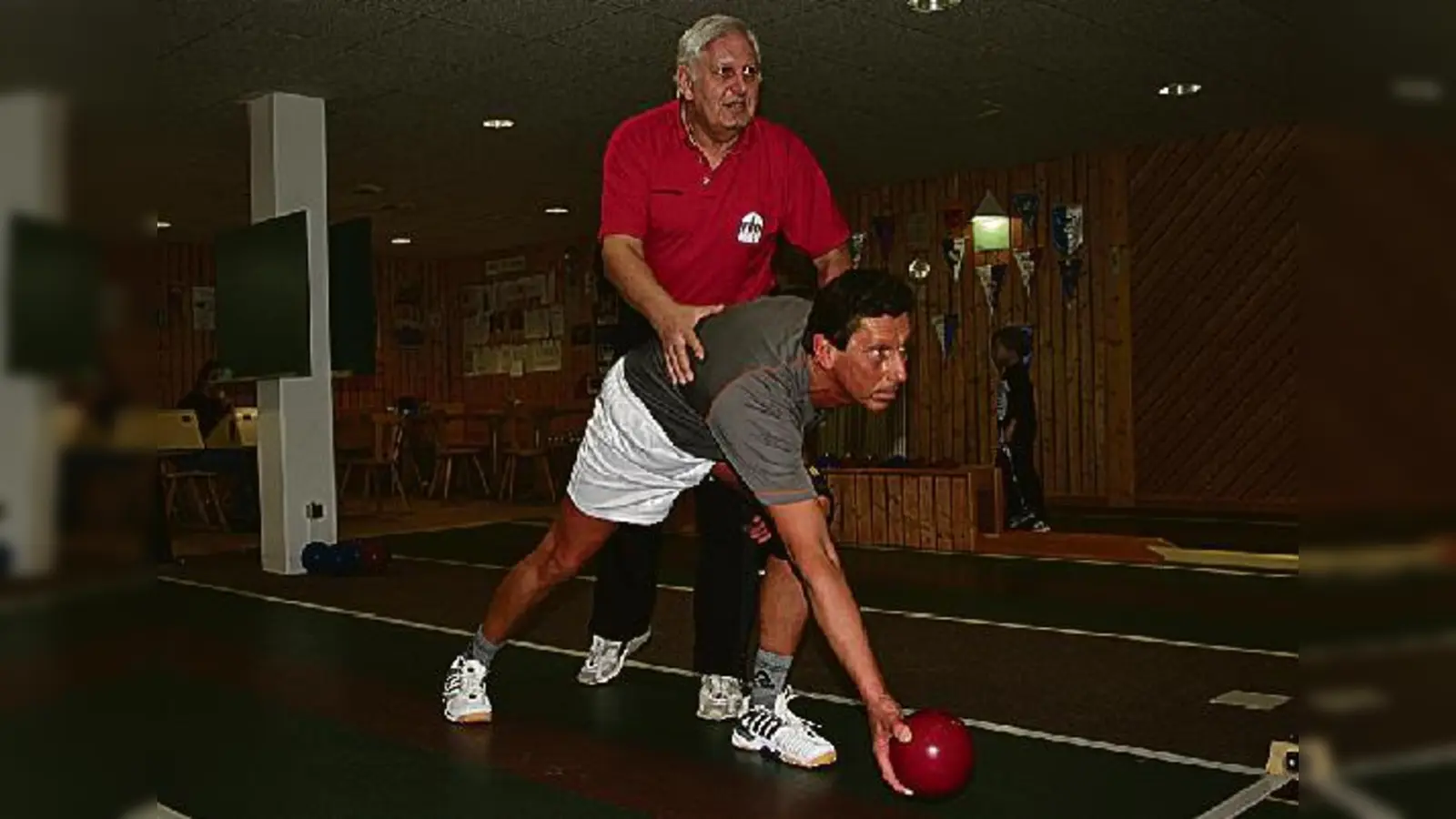 Er zeigt den Profis, wo es langgeht: Erwin Zimmermann aus Poing ist internationaler Schiedsrichter im Sportkegeln.  (Foto: Privat)