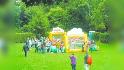 Spaß mit dem Riesenkicker: Den schönen Park rund um das Waisenhaus nutzen während des ganzen Jahres auch Kindergruppen aus dem Stadtteil. (Foto: bb)