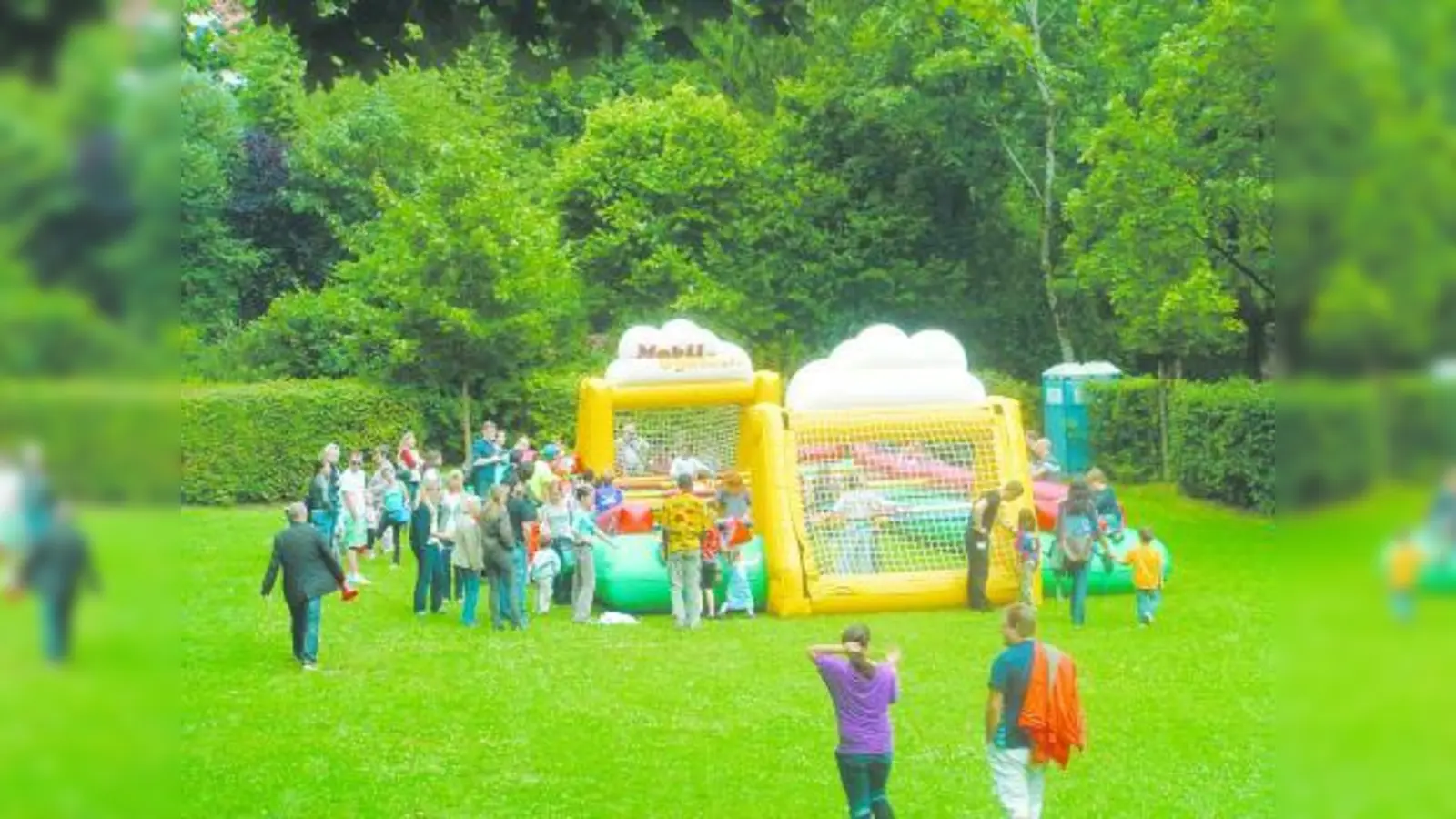 Spaß mit dem Riesenkicker: Den schönen Park rund um das Waisenhaus nutzen während des ganzen Jahres auch Kindergruppen aus dem Stadtteil. (Foto: bb)