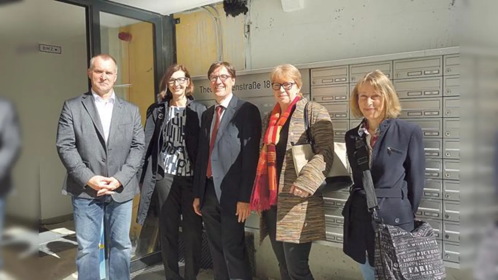 Stolz präsentieren die GWG-Mitstreiter das neueste Vorzeigeprojekt auf dem Gelände des Harlachinger Krankenhauses: Armin Hagen, Gerda Peter, Christian Amlong, Stefanie Noack und Ursula Basler (v.l.). 	 (Foto: hw)