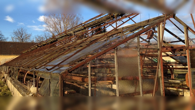 DIe 1939 von der SS gegründete” Deutsche Versuchsanstalt für Ernährung und Verpflegung” wurde von den Gefangenen im KZ Dachau, die dort arbeiten mussten, als „Kräutergarten“ bzw. als „Plantage“ bezeichnet. Das Forschungsinstitut, das Verwaltungsgebäude, das Bienenhaus und drei der Gewächshäuser sowie einige Frühbeete sind noch im heutigen Gewerbegebiet vorhanden, aber in einem beklagenswerten Zustand. Am Sonntag, 14.9., werden jeweils 90-minütige Führungen um 9, 11.30 und 14 Uhr angeboten. (Foto: Zum Beispiel Dachau e.V.)