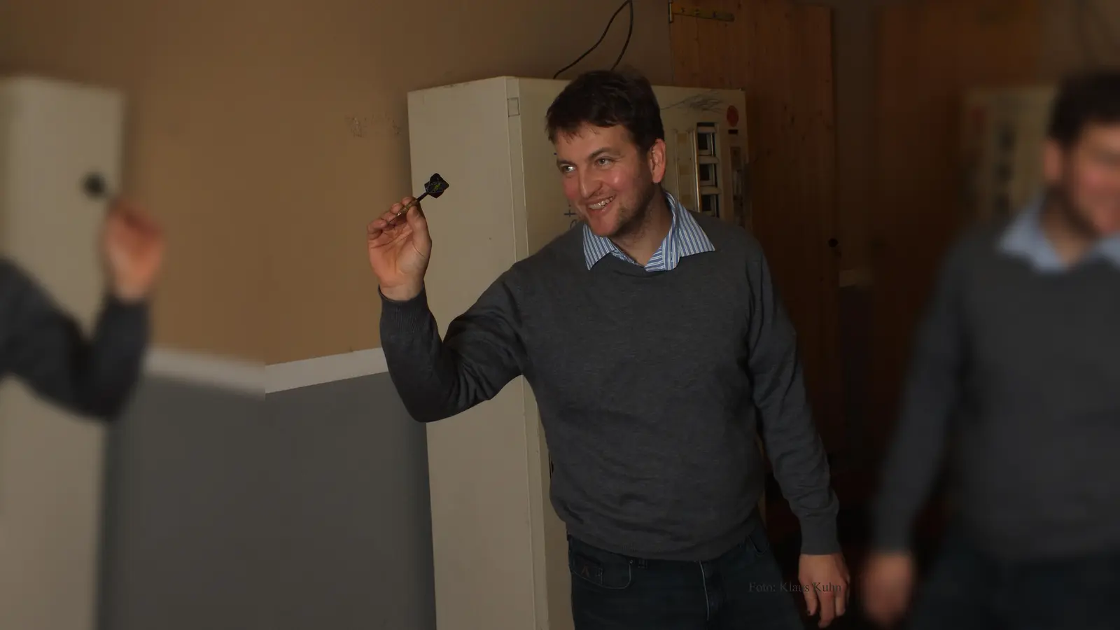 Christian Pröbst braucht nicht nur beim Dart-Spielen bei der Jugendgemeinschaft Ruhe. Der dritte Bürgermeister von Wartenberg ist aktuell der erste und einzige. (Foto: kw )