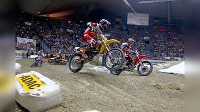 Für die spektakuläre Strecke werden 150 Lkw-Ladungen Erde in die Olympiahalle gekarrt. (Foto: ADAC)