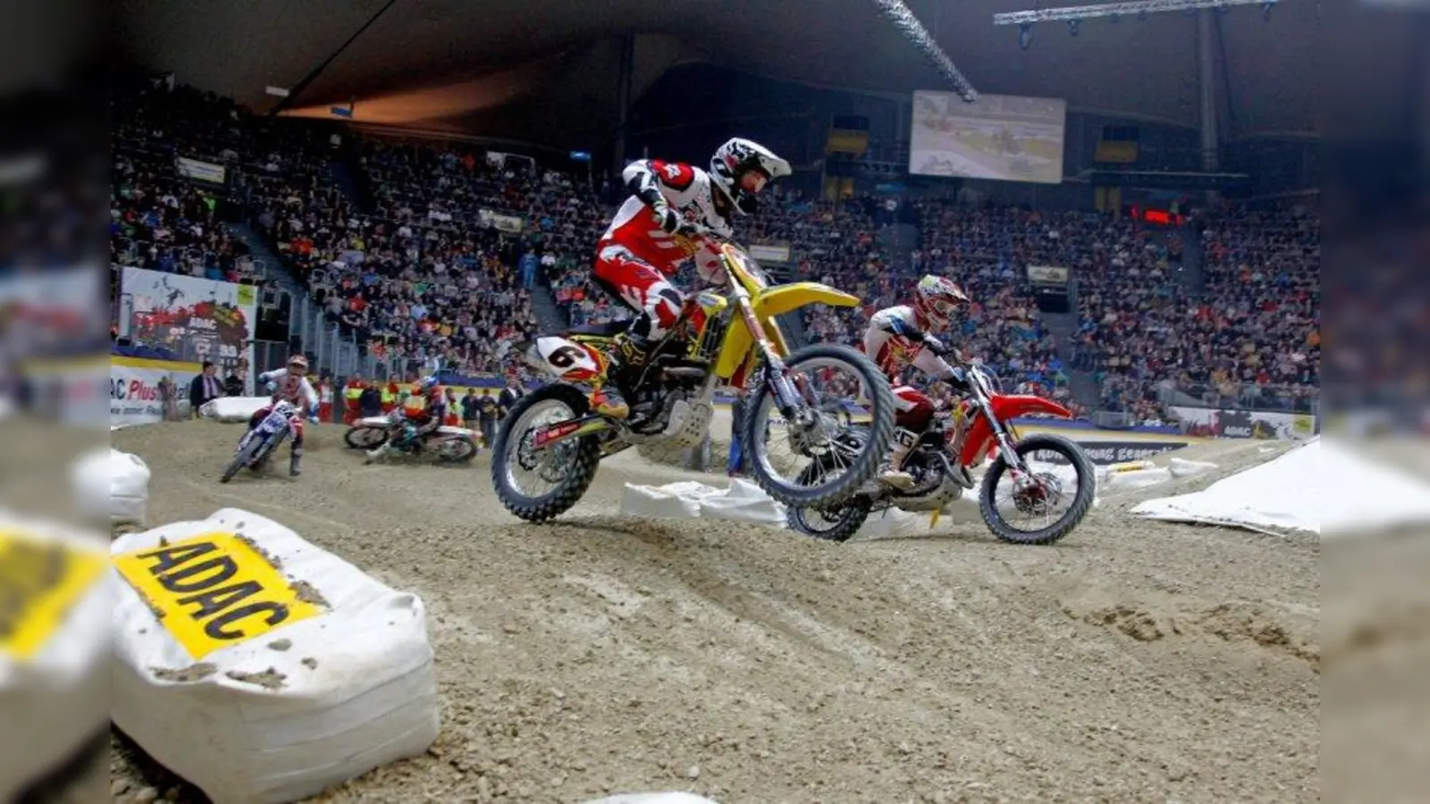 Für die spektakuläre Strecke werden 150 Lkw-Ladungen Erde in die Olympiahalle gekarrt. (Foto: ADAC)