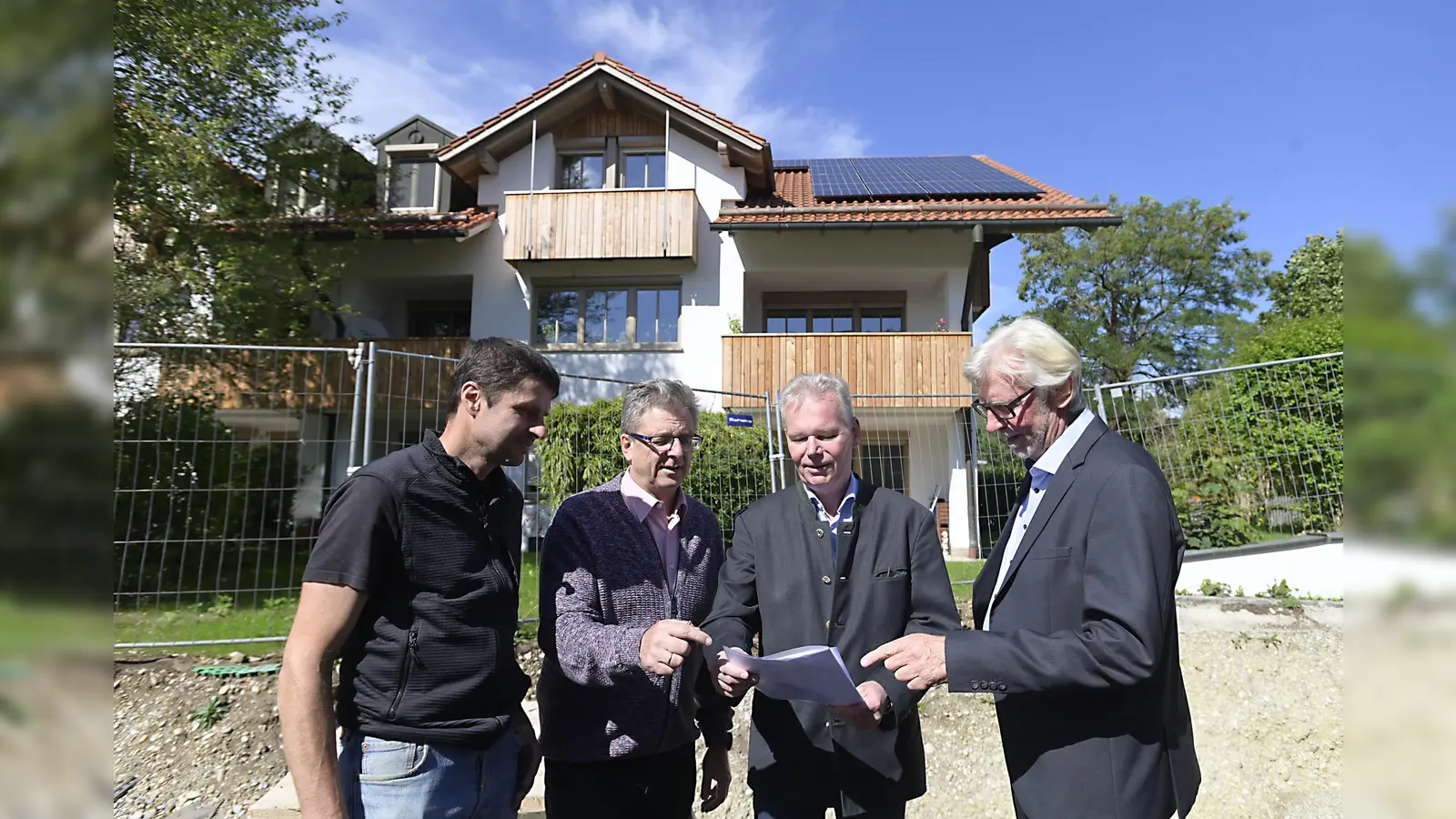 Freuen sich über die gelungene Sanierung: (v.l.) Markus Breg, Peter Kleßinger, Bürgermeister Jan Neusiedl und Peter Völkner. (Foto: Claus Schunk)