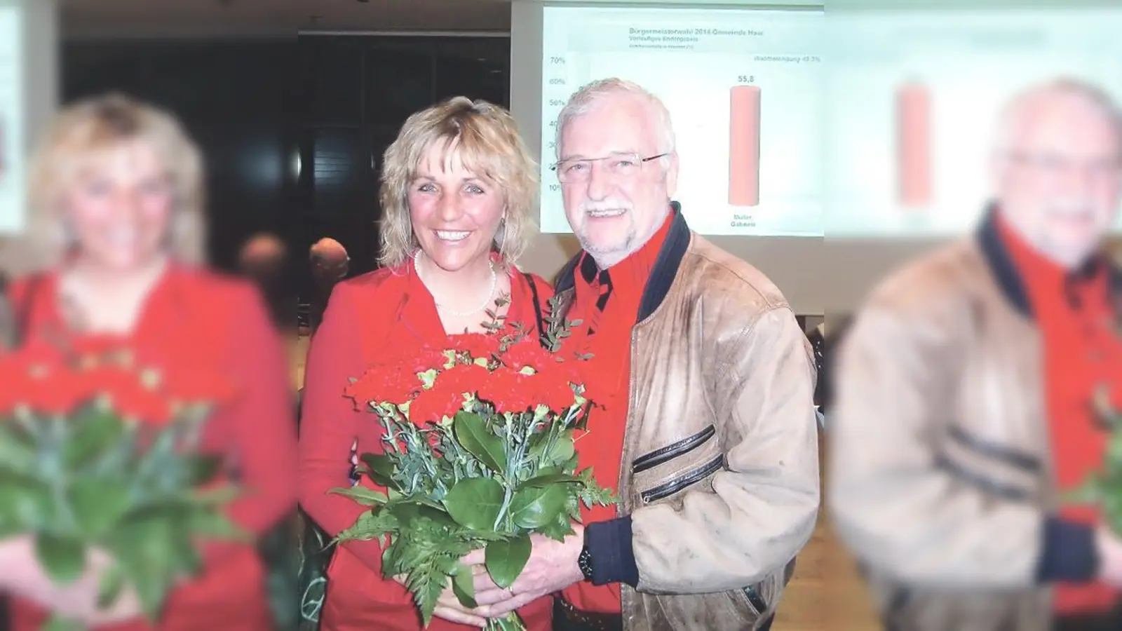 Der bis Mai amtierende Gemeindechef Helmut Dworzak gratuliert der künftigen Haarer Bürgermeisterin Gabriele Müller. 	 (Foto: ikb)