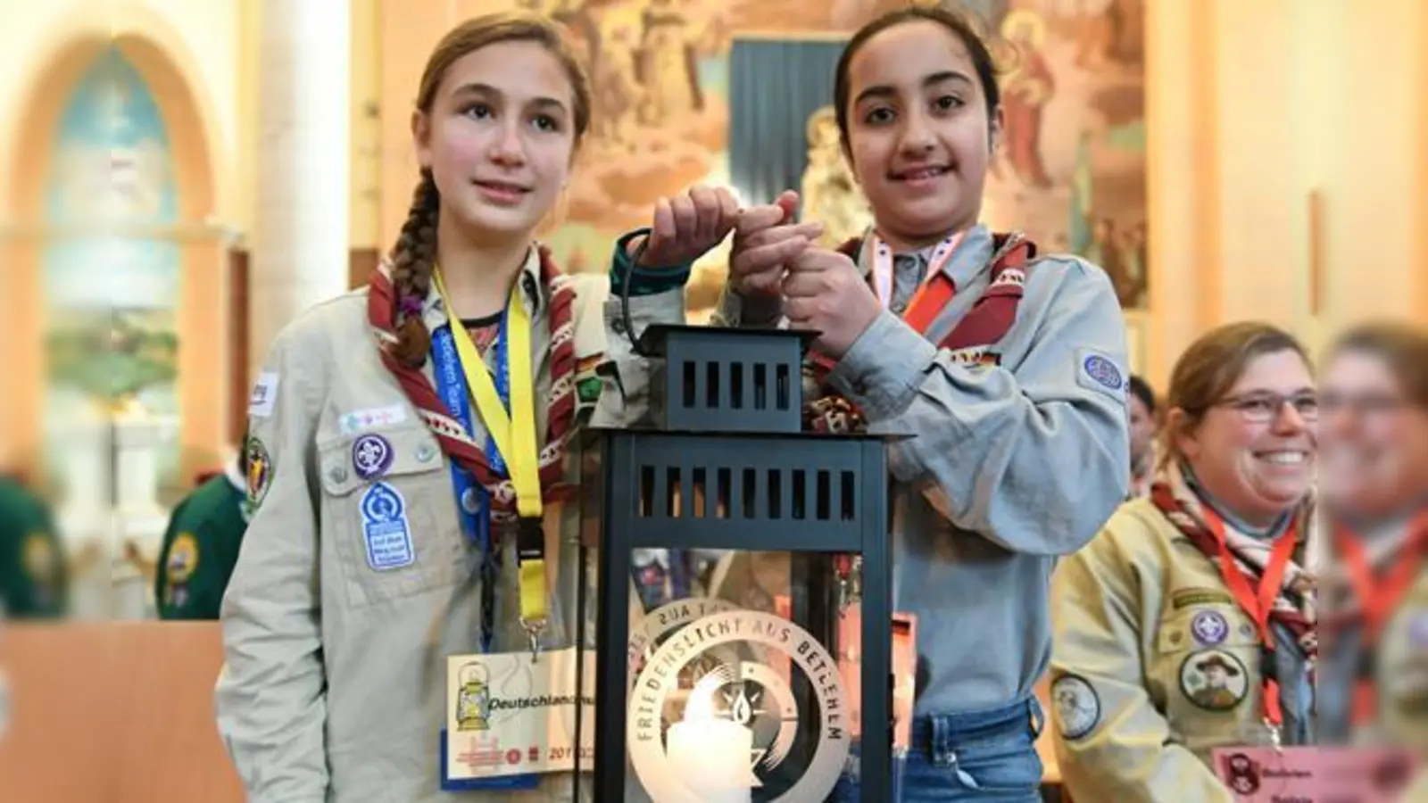 Aus Betlehem kommt das Friedenslicht über Wien nach Erding, wo jeder für zuhause eine Kerze an dem Feuer entzünden kann.  (Foto: rdp / C. Schnaubelt)