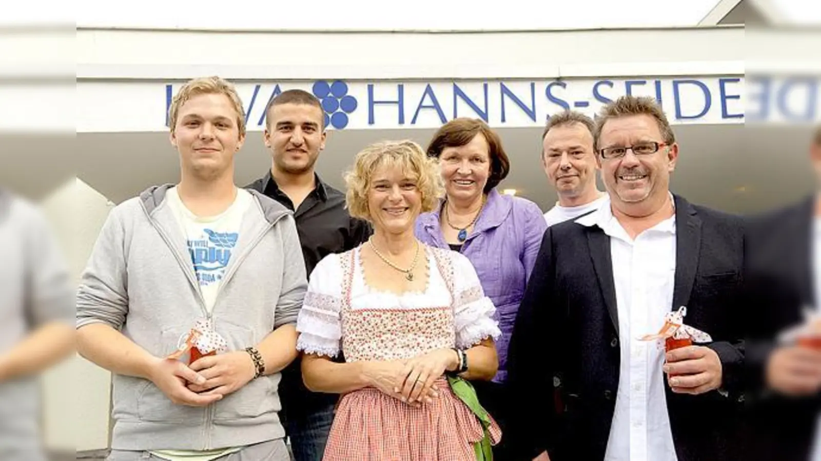 Ursula Cieslar (Mitte) mit dem letzten Zivi, Stefan Steinsdörfer (l.),  und den beiden ältesten Manfred Meier (r.) und Elmar Wedig (hinten r.) sowie Gisela Rellecke, Leiterin des KWA Georg-Brauchle-Haus mit »ihrem« letzten Zivi, Cem Üzrek.  (Foto: A. Bardehle)