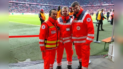 Hautnah dabei: Das Spielfeld-Team des Roten Kreuzes steht während dem Spiel direkt am Spielfeldrand bereit. (Foto: BRK)