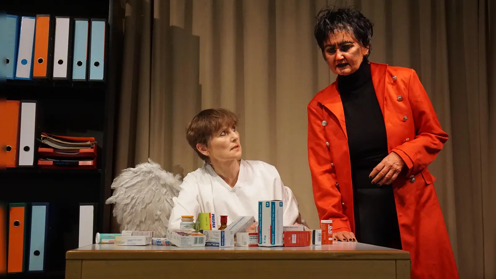 Auch Erzengel Philippus (links) und Luzifer, der Fürst der Finsternis, spielen in dem Stück „Wo zur Hölle geht's zum Himmel?” eine gewichtige Rolle. (Foto: Artanos)