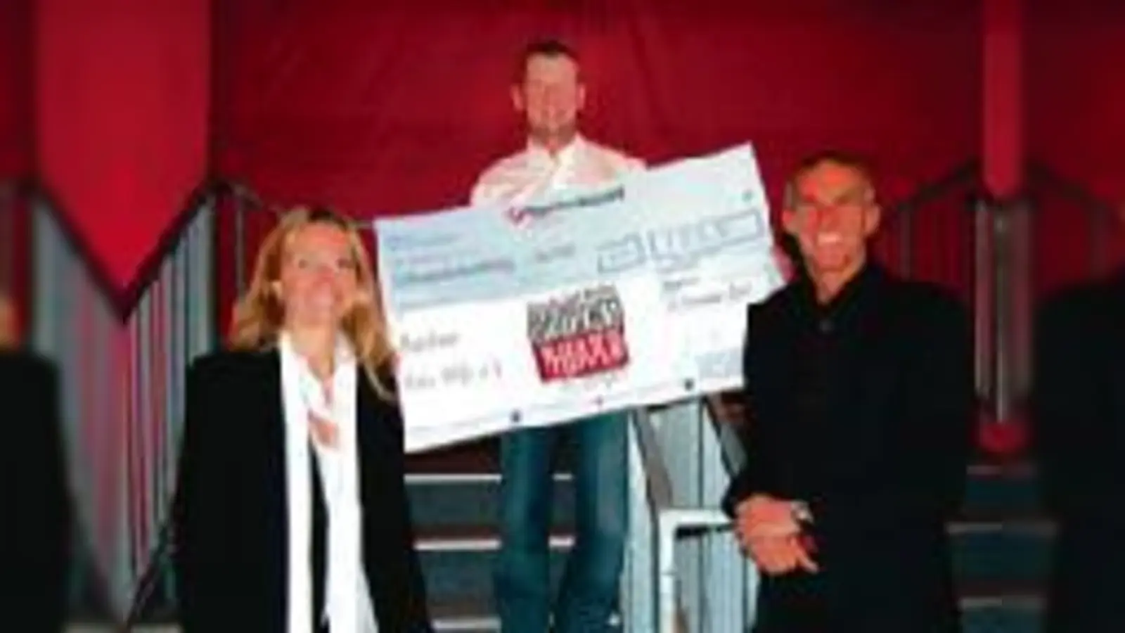 Die beiden Geschäftsführer des Deutschen Theaters, Carmen Bayer und Werner Steer (rechts) überreichten Thomas Niederbühl von der Münchner Aids-Hilfe den  (Foto: Deutsches Theater)