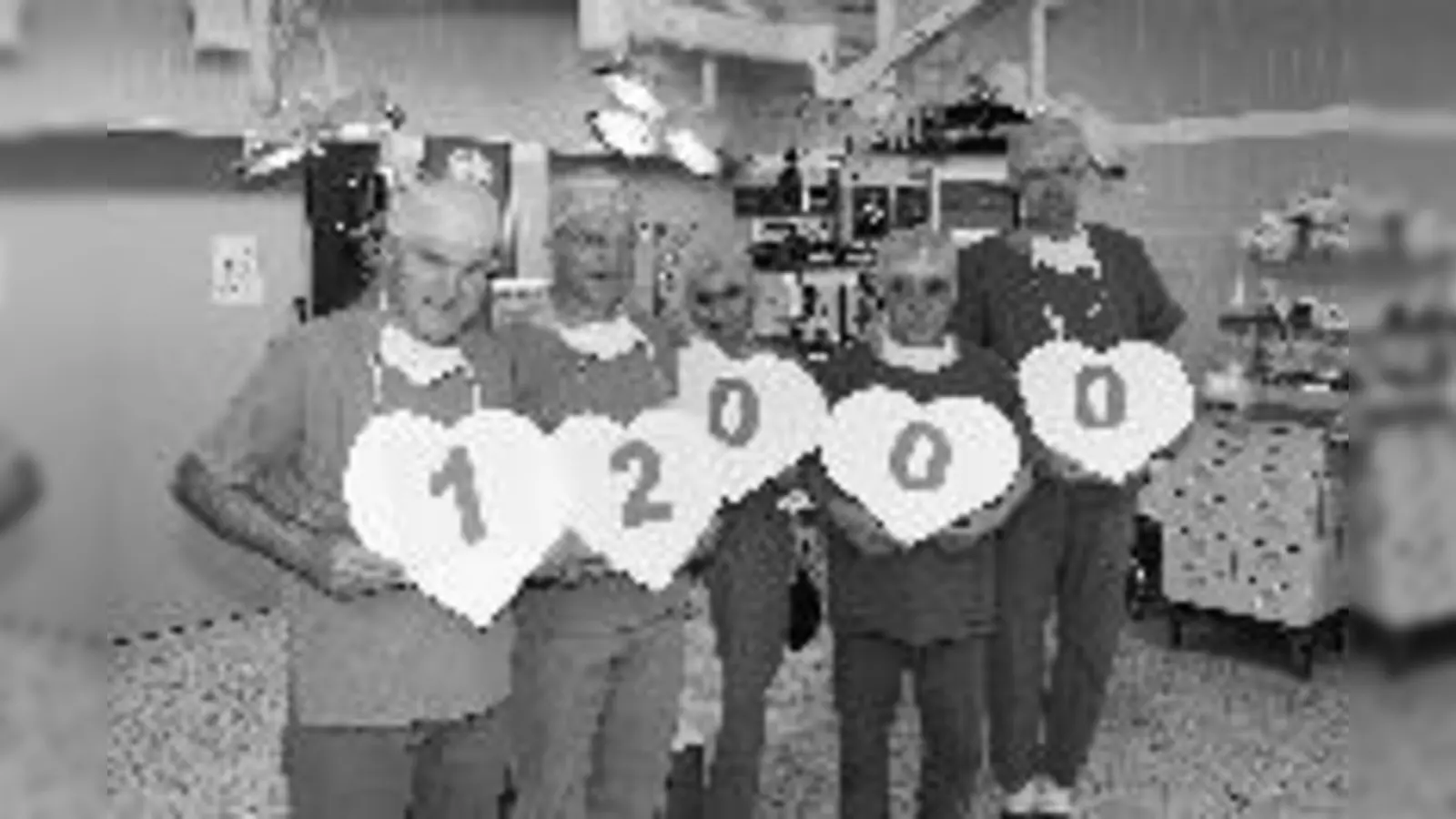 Grund zur Freude hatten Prof. Dr. Bernhard-Michael Kemkes (li.) und seine Oberärzte: 12.000 erfolgreiche Herzoperationen hat das Team vom Krankenhaus Bogenhausen bereits vorgenommen.	 (Foto: Krankenhaus Bogenhausen)