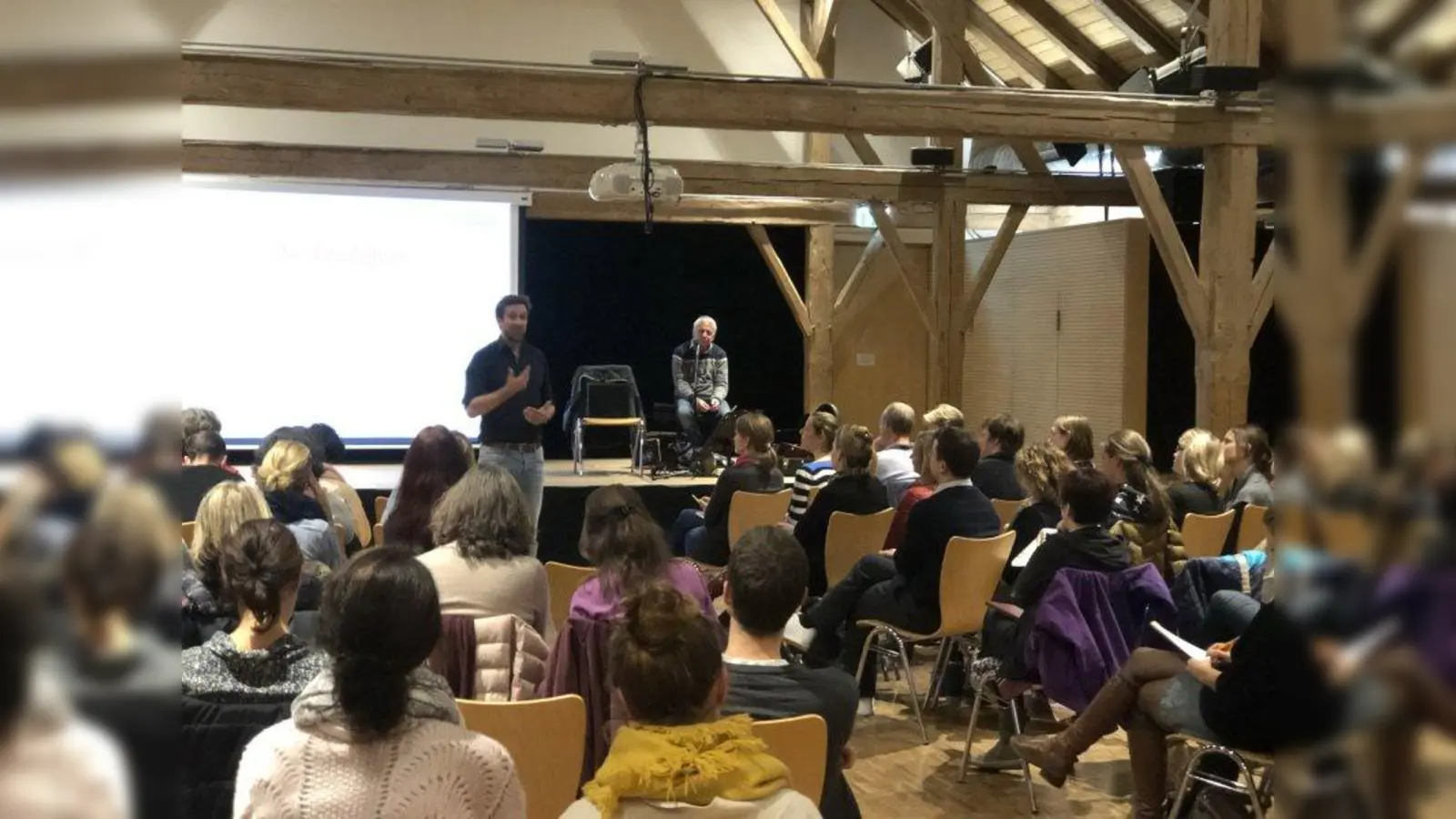 Mit großem Interesse lauschten die Eltern im Pfarrstadl den Ausführungen von Lernpädagoge Jürgen Möller. (Foto: Förderverein)