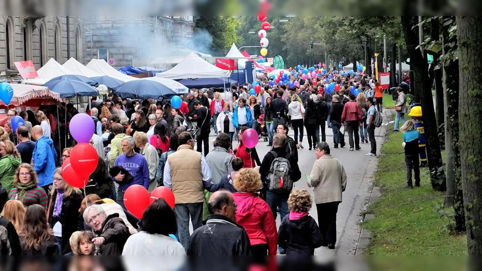 Entlang der Steinsdorfstraße erfreut wieder an drei Tagen das Isarinselfest seine Besucher – mit einem vielfältigen Kulturprogramm und guter Bewirtung.  (Foto: Isarinselfestverein)