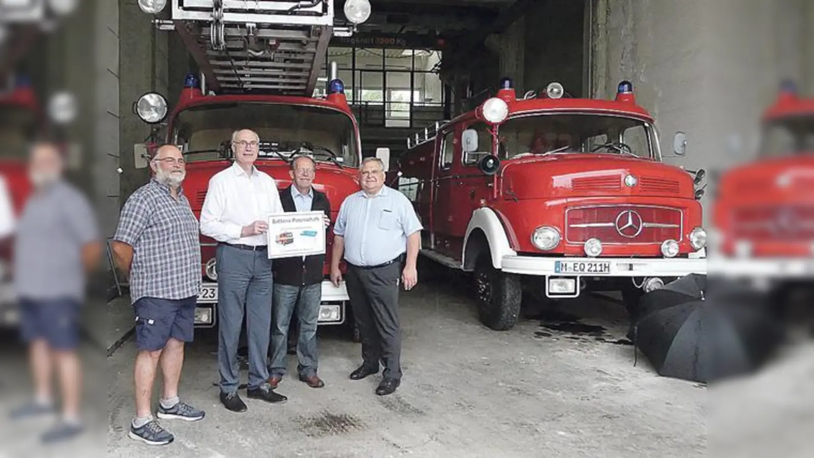 Gemeindewerke Geschäftsführer Walter Dürr (2.v.l.) bekräftigt die Batteriepatenschaft für die Oldtimer der Haarer Feuerwehr. (V.l.n.r.:) Werner Böhm, Walter Dürr, Karl-Heinz Bitzer und  Walter Böhm (Feuerwehr Oldtimer Haar e.V.).	 (Foto: privat)