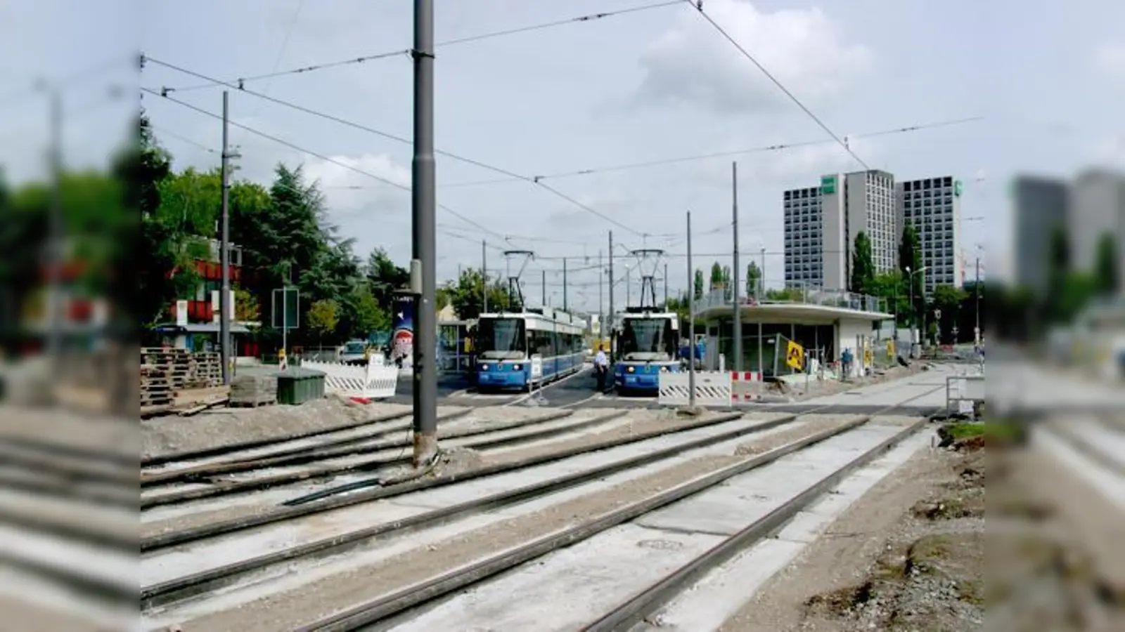 Noch ist der Effnerplatz eine große Baustelle, aber die Trambahnen können jetzt wieder dorthin fahren.	 (Foto: AMF)