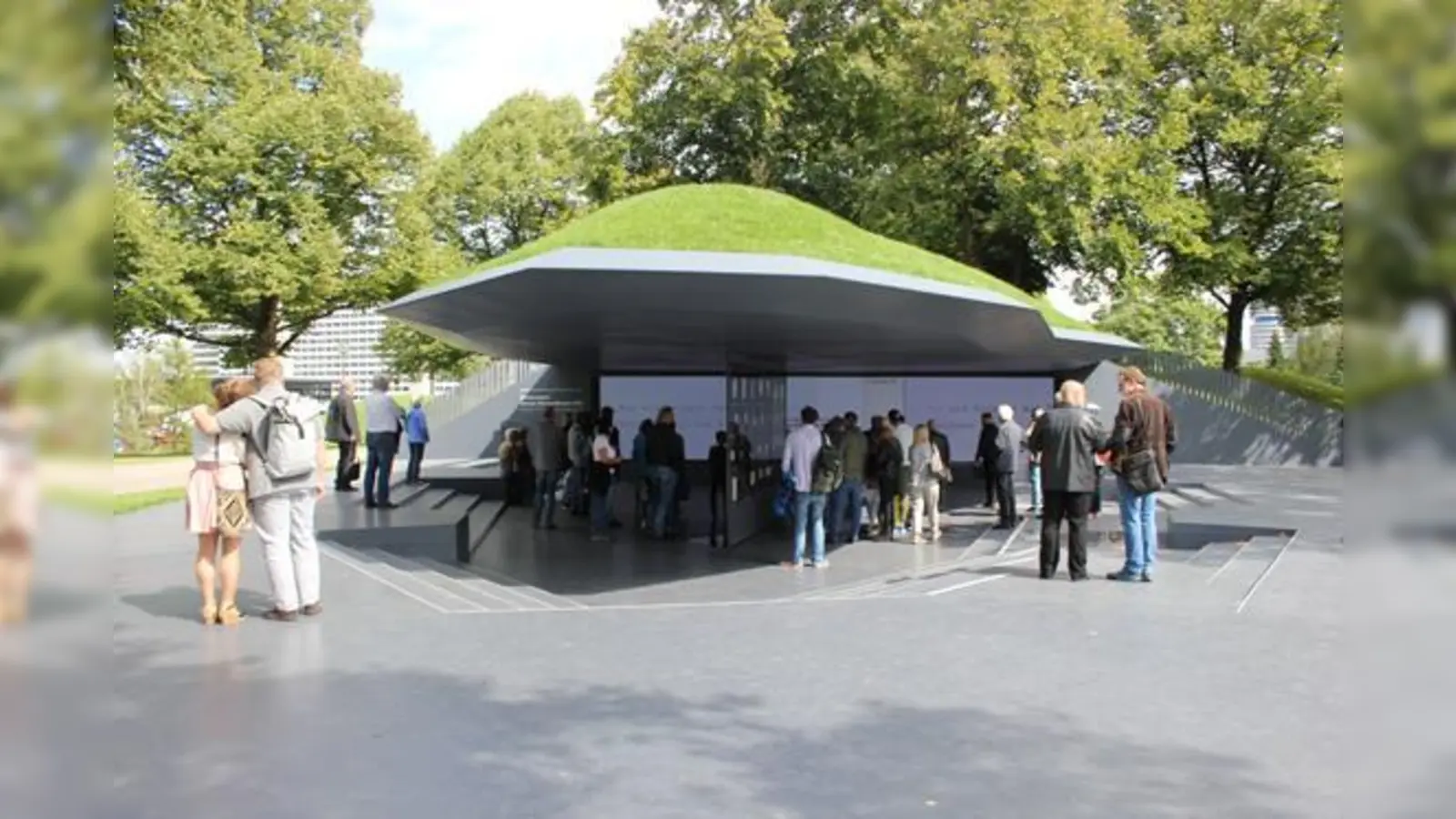 München will wissen, was zu seiner Geschichte gehört. Bereits am ersten Tag nach seiner Eröffnung stößt der Erinnerungsort im Olympiapark auf reges Interesse.             (Foto: Katja Brenner)