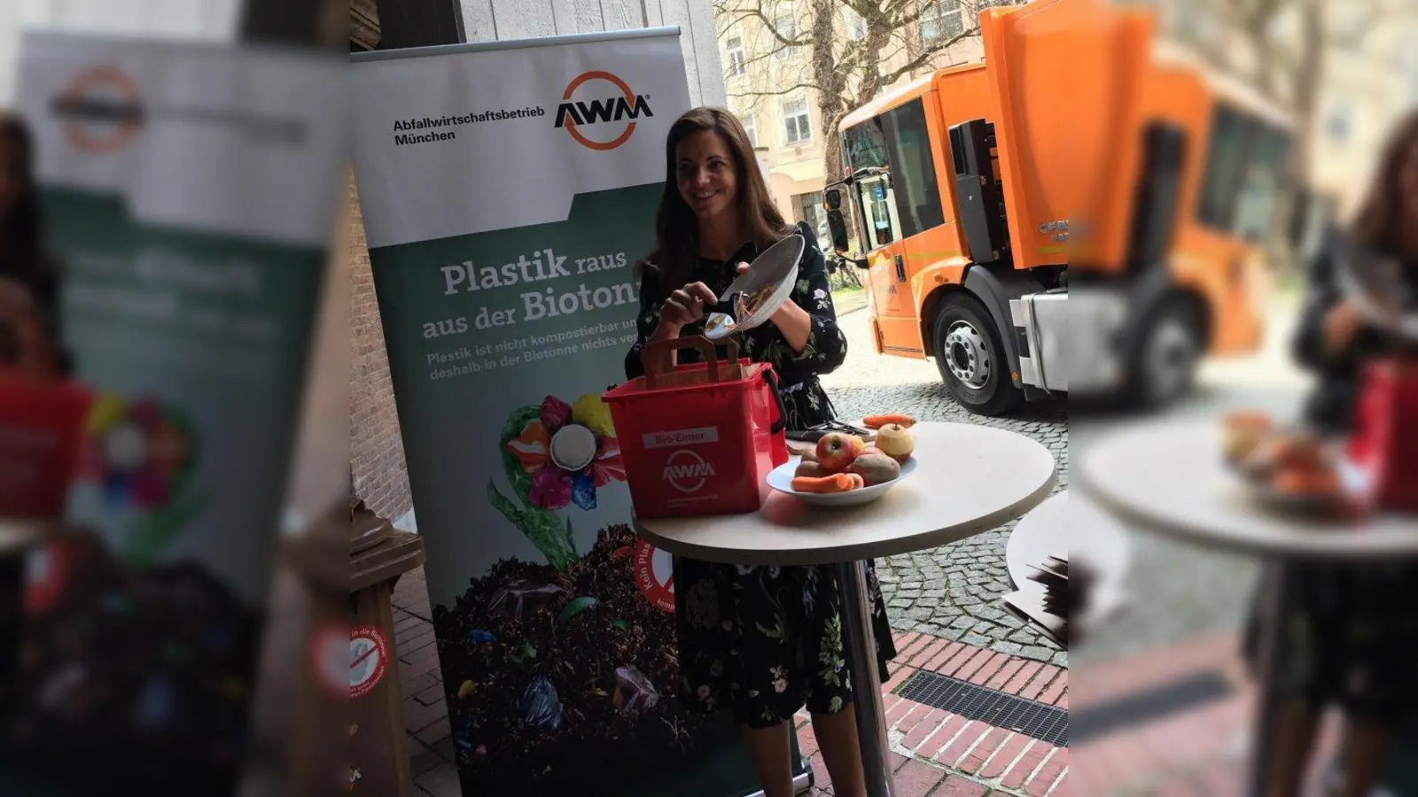 Kommunalreferentin Kristina Frank zeigt, wie man Bioabfälle korrekt und umweltfreundlich sammelt, damit daraus guter Kompost entstehen kann. (Foto: AWM)