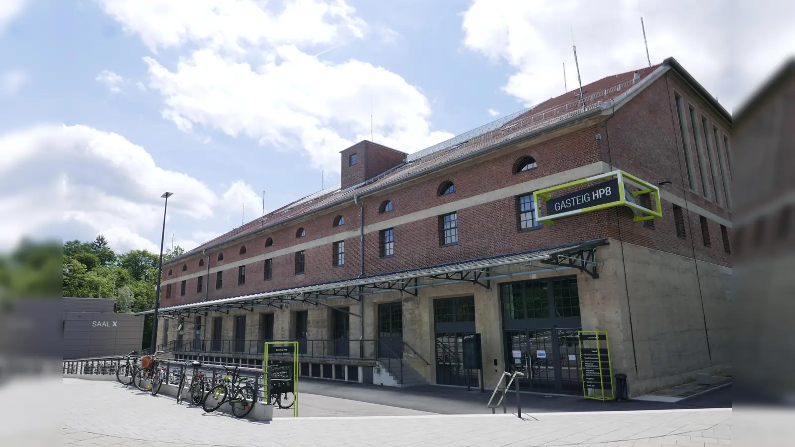 Die denkmalgeschütze Halle E auf dem HP8-Gelände soll auch nach der Fertigstellung des Gasteigs als Kulturstätte erhalten bleiben. (Foto: lsc)