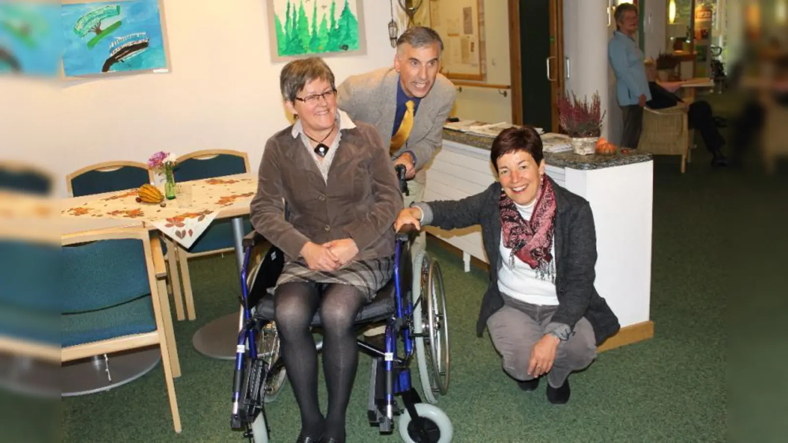Erstes Ausprobieren: Hildegard Thaler und Ulrich Spies (v.l.) von der Heimleitung und Bärbel Zeller, Vertreterin der Pfarrgruppe St. Elisabeth mit dem „Pforten-Rollstuhl” fürs Altenheim. (Foto: US)