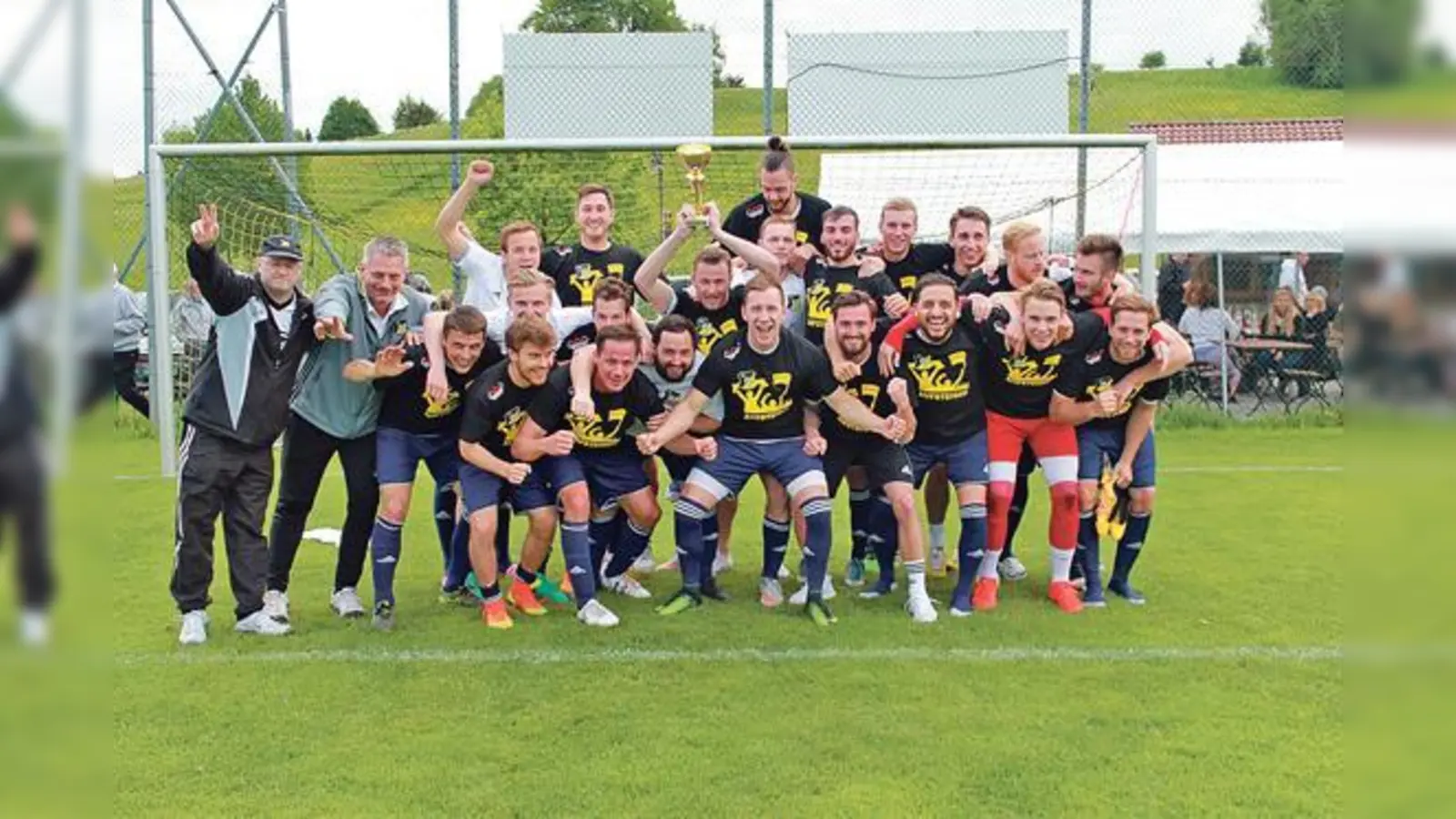 Mit dem Aufstieg in die Landesliga Südost schaffte der TSV Moosach etwas historisches. Am Samstag startet der TSV auswärts in Rosenheim in die neue Saison.	 (Foto: Verein)
