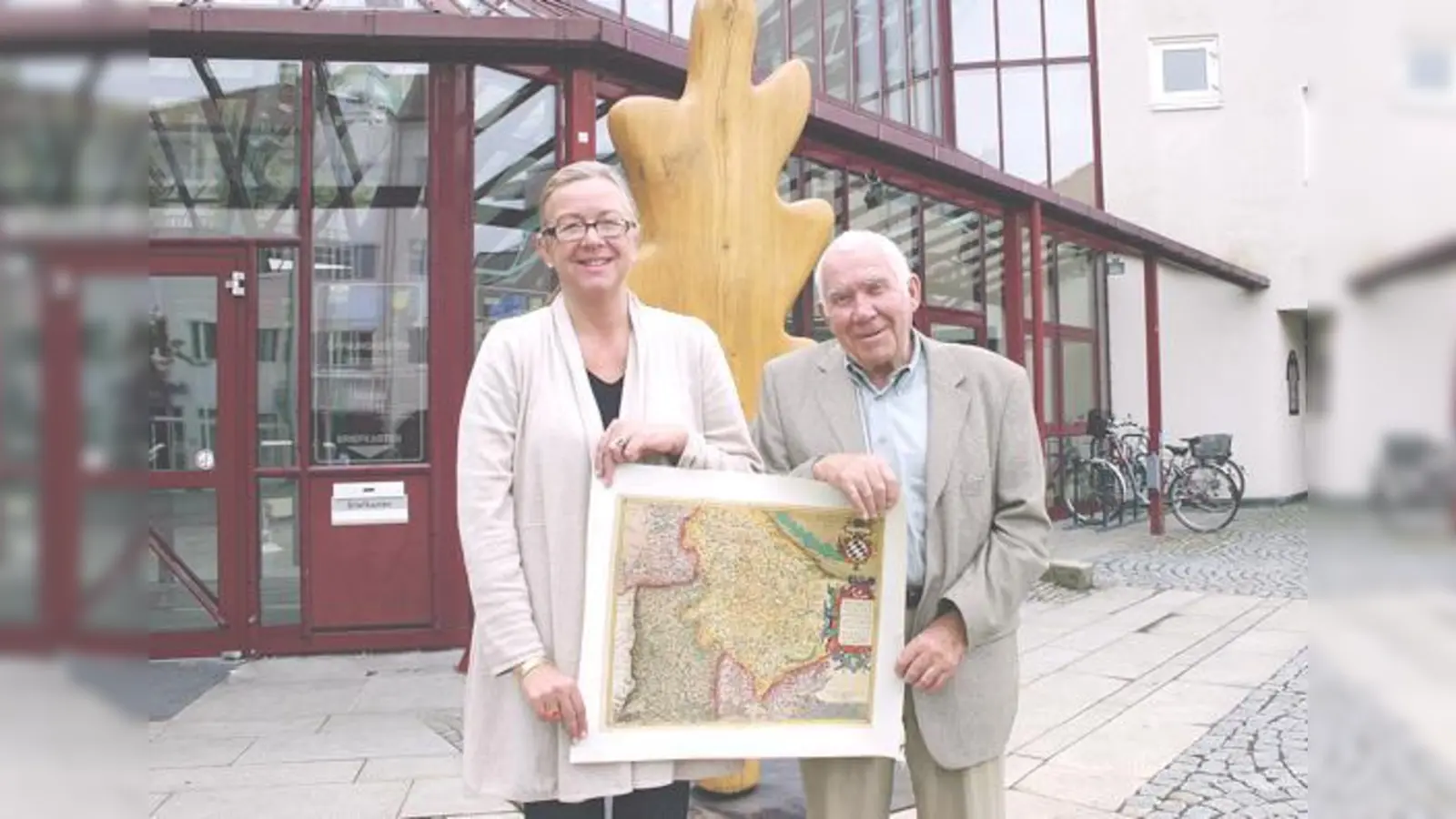 Historisches Kartenmaterial von Unterschleißheim präsentiert die Ausstellung im Bürgerhaus, so wie hier Daniela Benker (künstlerische Werkleitung Forum Unterschleißheim) und Wolfgang Christoph (Leiter Heimatmuseum).	 (Foto: cr)