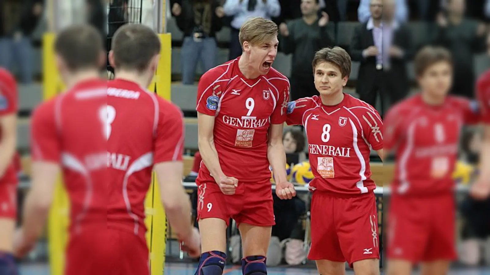 So schön soll's wieder werden am Ende der Saison: Jubelbild mit den Hachinger Nationalspielern Kaliberda, Günthör und Skladany (v.l.).  (Foto: Verein)