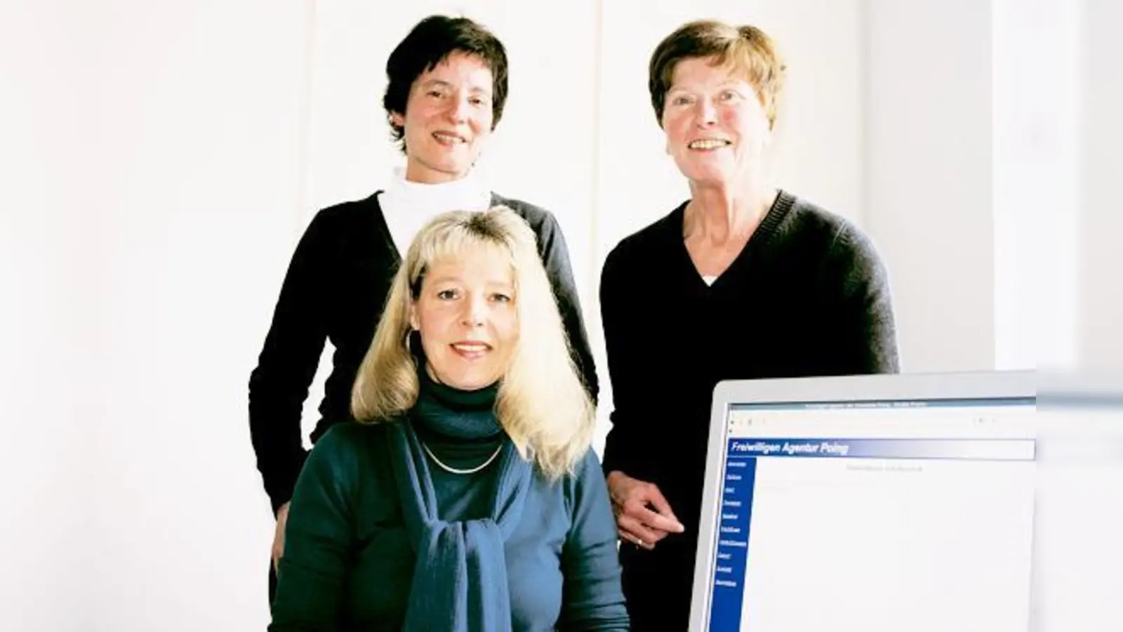 Monika Maier, Janina Zuschrott (hinten v.l.) und Sabine Klima kümmern sich darum, dass Poinger Bürger Hilfe im Alltag erhalten.	 (Foto: pt)