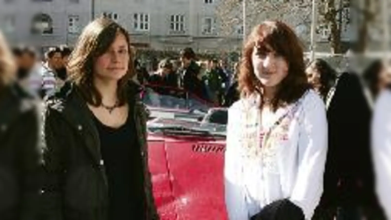 Die Aktion »Disco-Fieber«: Ein Opfer wird aus dem Auto geschnitten  kurze Zeit später ist die Frau tot und ein fiktiver Angehöriger nimmt Abschied am Unfallort. Manuela und Julia waren tief bewegt.  (Fotos: ks)