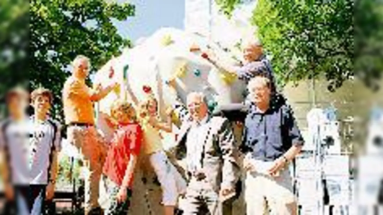 Freuten sich bei der Bouldereinweihung am Asam-Gymnasium über das neue  (Foto: Sportlehrer und Projektleiter Josef Gaal (l.) und der BA-Vorsitzende Horst Walter (r.) erklommen den Boulder gleich mal selbst - dazwischen strahlten mit zwei kletternden)