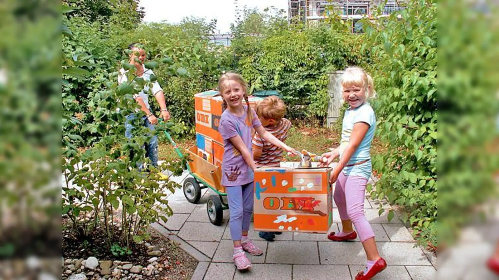 Die Kindergartenkinder halfen fleißig beim Umzug in ihr neues Zuhause.	 (Foto: VA)