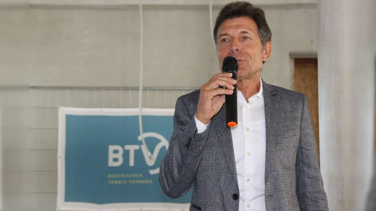 BTV-Präsident Helmut Schmidbauer freute sich über den guten Fortschritt beim Bau der Verwaltungszentrale. (Foto: VA)