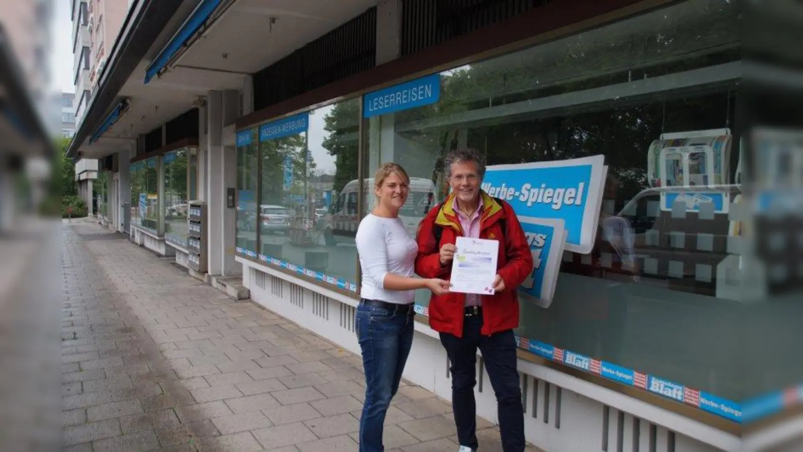 Helmut Michael Gaber bekam von Wochenanzeiger-Mitarbeiterin Nicole Heider den Hotelgutschein überreicht. (Foto: js)