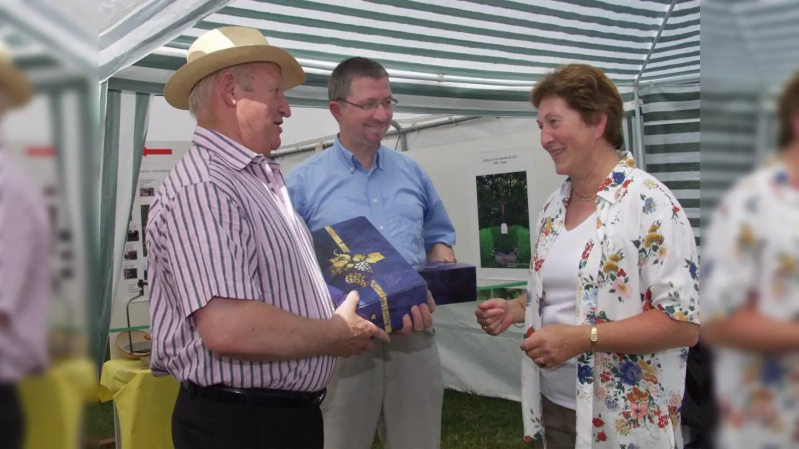 Hier bedankt sich Angelika Mayer, Vorsitzende der Siedlergemeinschaft Aubing-Ost bei Stadtrat Christian Müller (Mitte) für die Übernahme der Schirmherrschaft und bei Altstadtrat Anton Fürst (links) für die Hilfe beim Aufbau der Ausstellung. Auch Haserer-Vorstand Heinz Meyer (nicht auf dem Foto) erhielt ein kleines Präsent als Dankeschön für die Gastfreundschaft. (Foto: Eva Schraft)