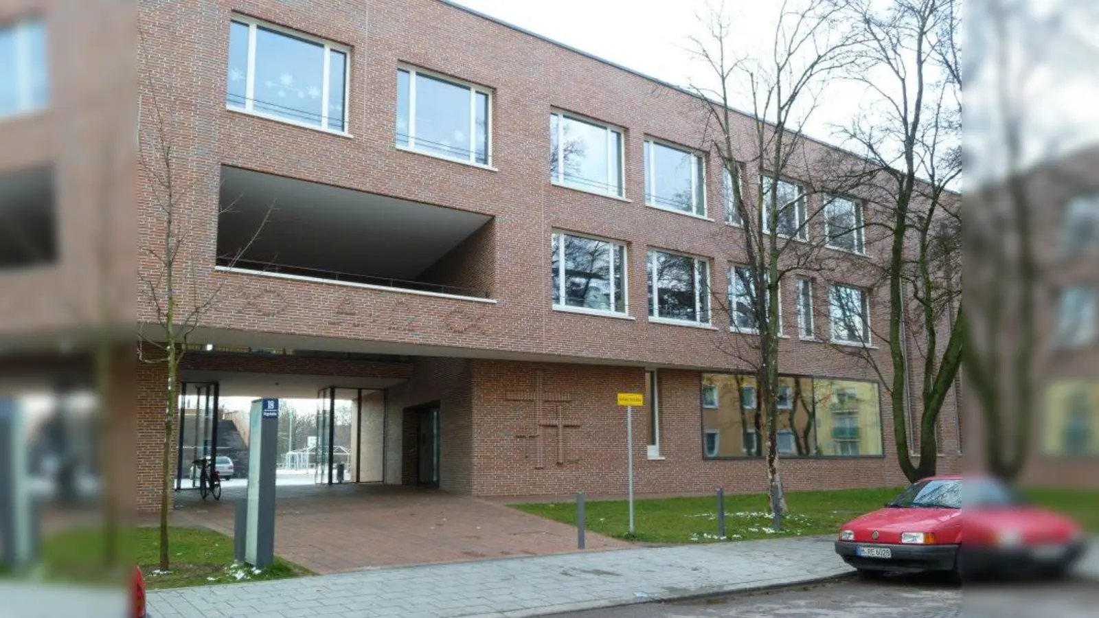 Die private evangelische Lukas-Schule, die auf dem städtischen Grundstück in der Riegerhofstraße errichtet wurde, wird baulich erweitert. Kritiker fürchten, dass damit die Sportflächen, die der Öffentlichkeit zustehen, immer weiter verdrängt werden. (Foto: kö)