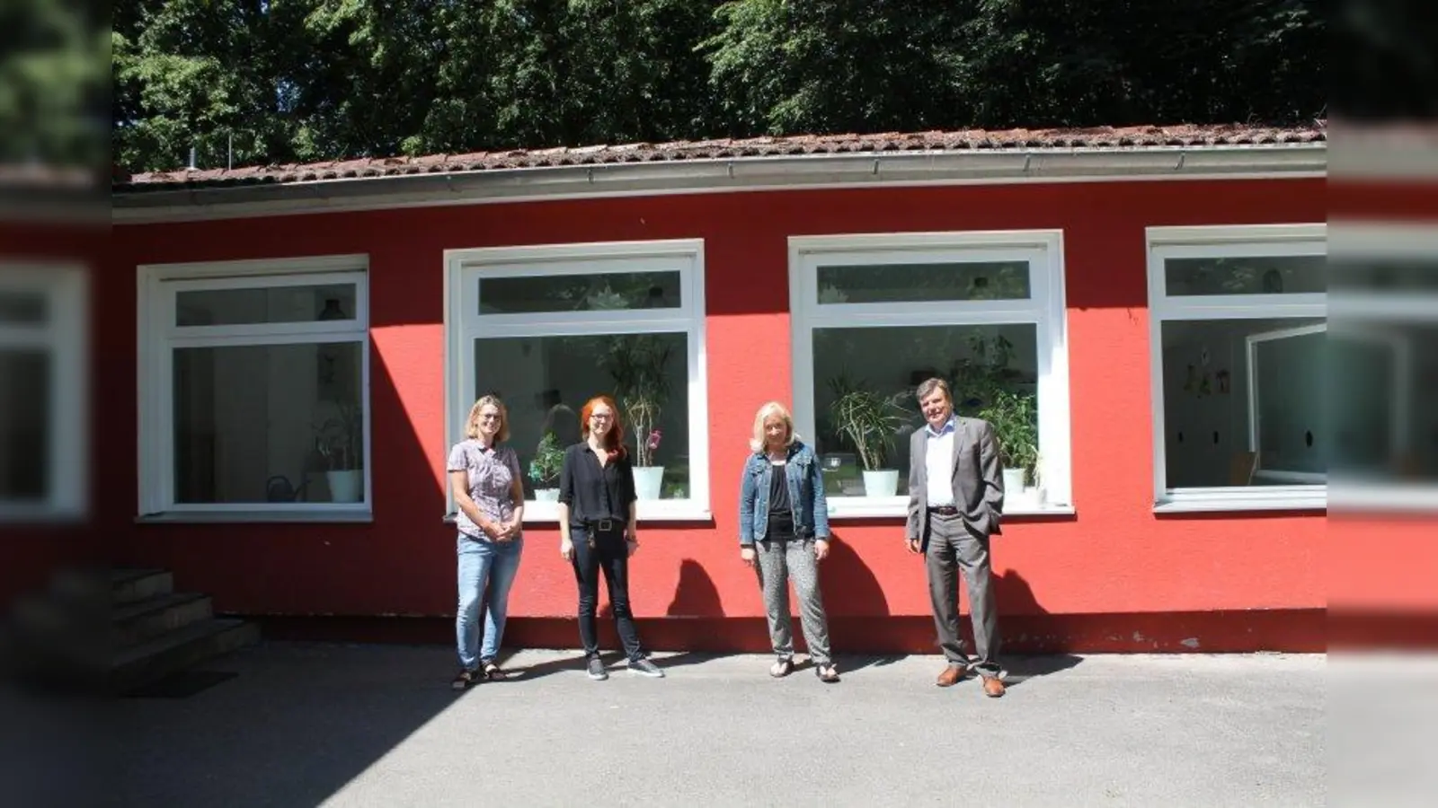 Die Gemeinde Karlsfeld bietet gemeinsam mit dem Jugendclub Allach eine gemeinsame Mittagsbetreuung an (von links): Anke Petrat, Leiterin der Mittagsbetreuung, Katja Heinze, Standortleiterin der Kolping Bildungsagentur in Allach, Ursula Weber, Rektorin der Verbandsgrundschule, zusammen mit Stefan Kolbe, 1. Bürgermeister der Gemeinde Karlsfeld. (Foto: CG / Gemeinde Karlsfeld)