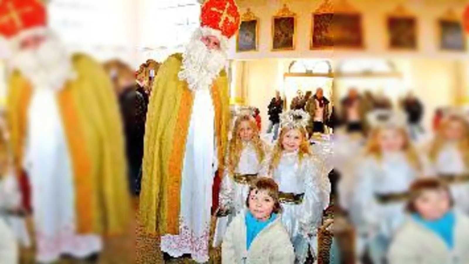 Jedes Kind erhielt vom Nikolaus ein Tüte mit einem Apfel, Lebkuchen und einer Mandarine.	 (Foto: aha)