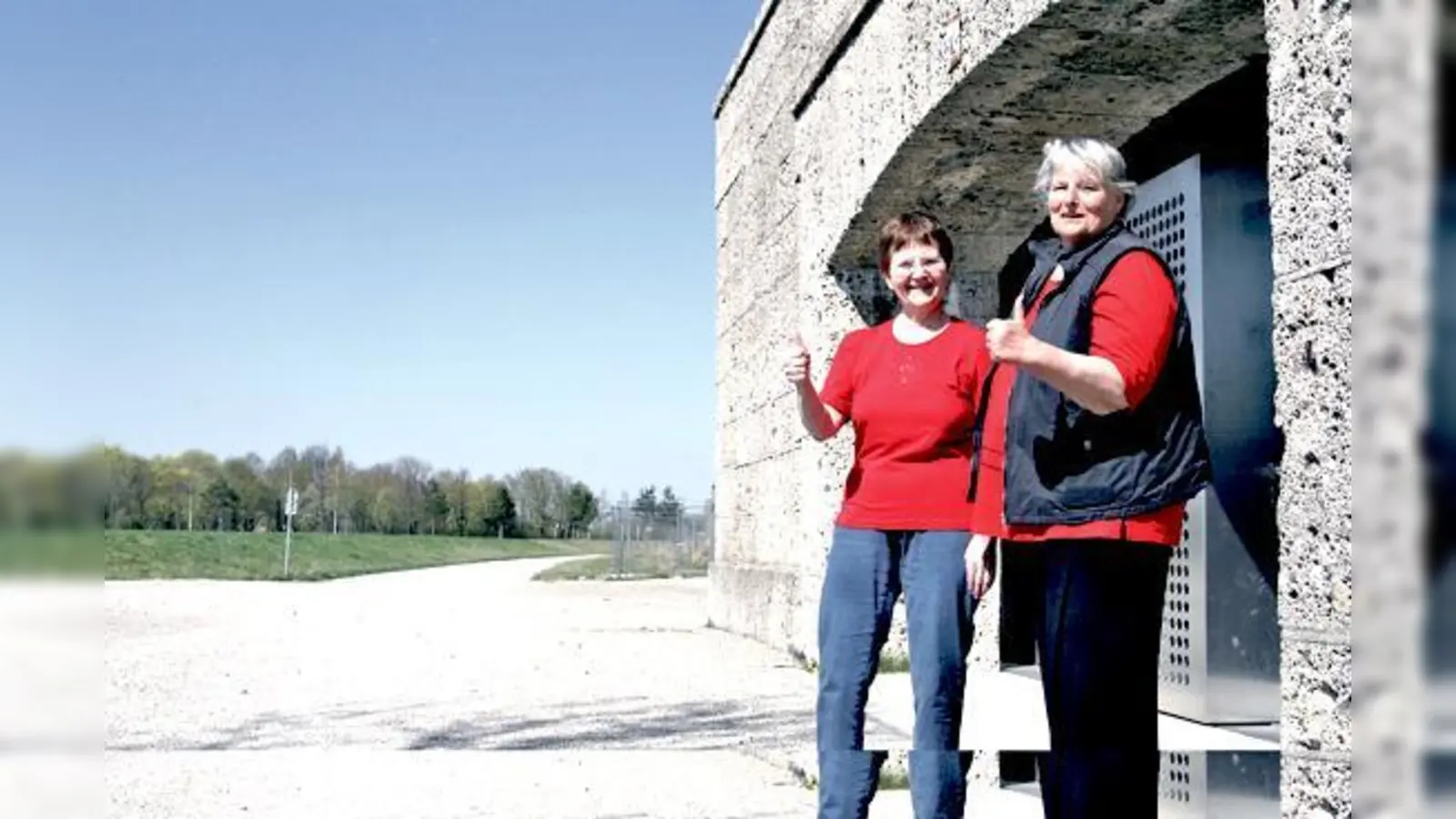 Gertrud Ziegltrum und Maren Salzmann-Brünjes (v. li.), fordern an der Tribüne des ehemaligen Flughafens den Abzweig der neuen Ortsumfahrung.	 (Foto: mst)