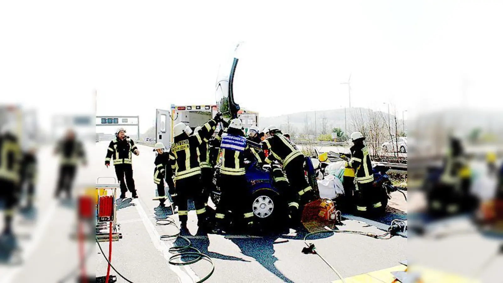 Spektakuläre Rettung auf der Autobahn neben der Allianz-Arena.  (Foto: Feuerwehr)