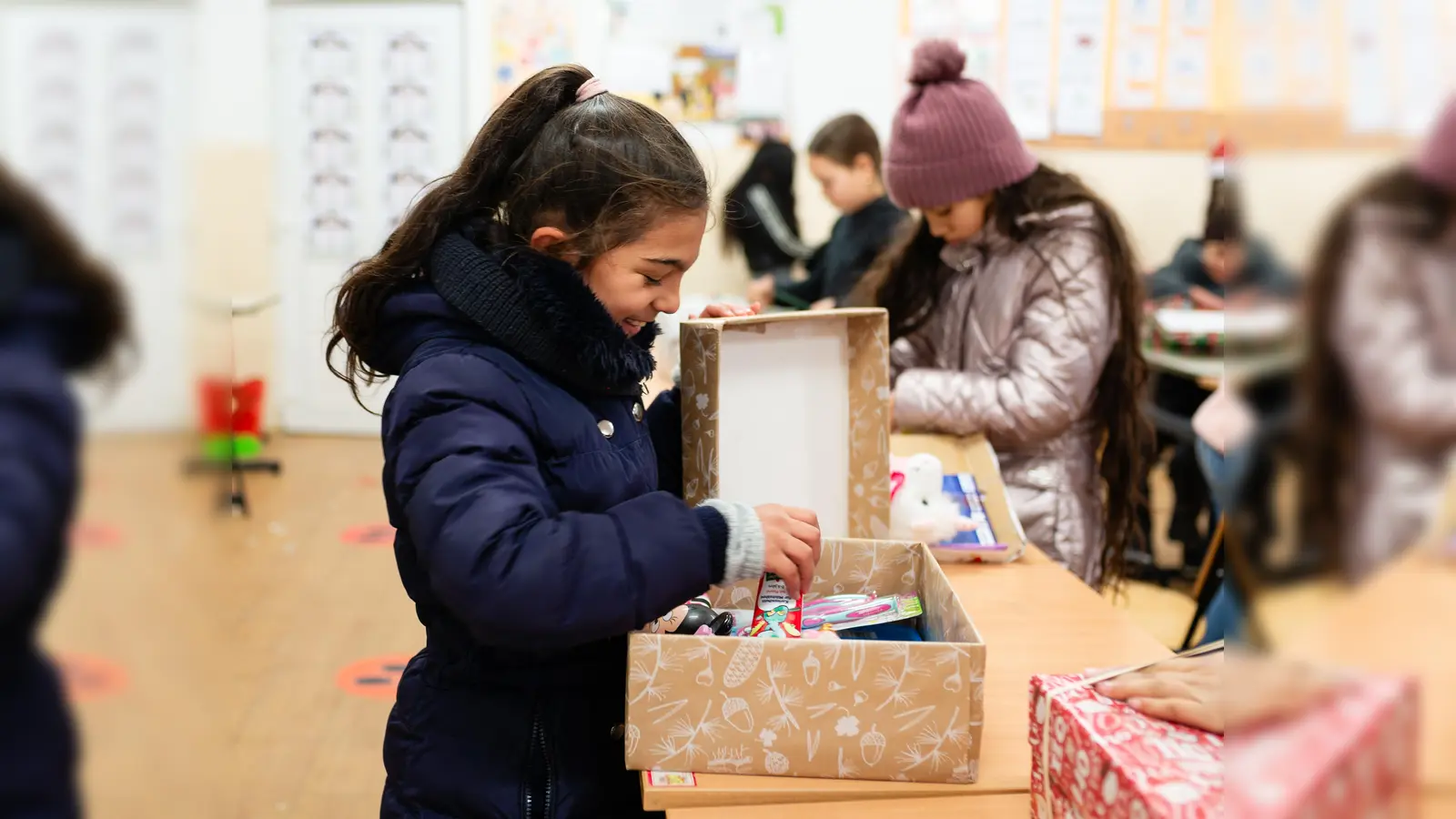 Die Weihnachtspäckchenaktion „Geschenk mit Herz” startet in die Saison 2024, um bedürftige Kinder in Osteuropa glücklich zu machen. (Foto: Paul Sandor Photography/humedica)