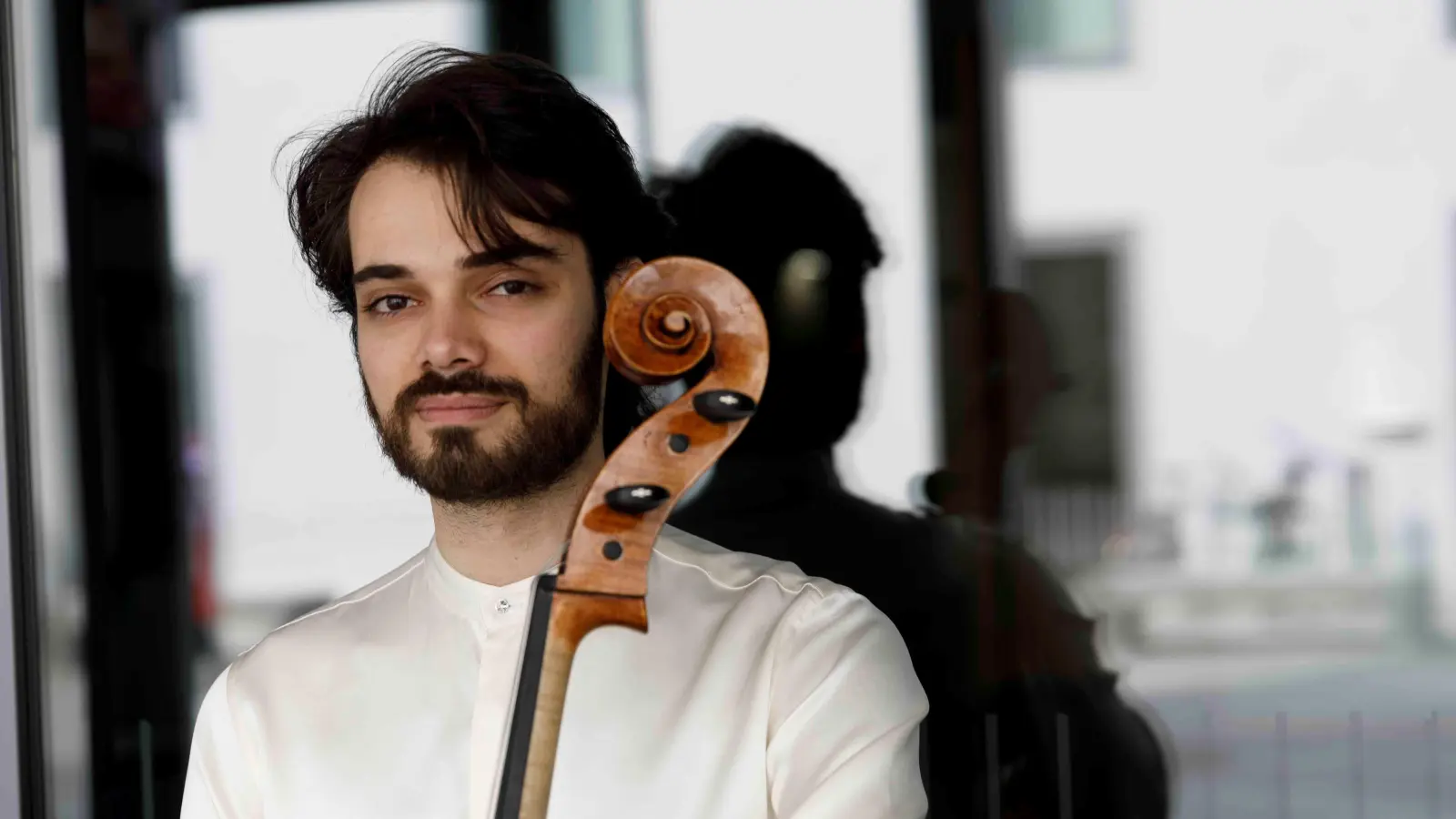 Mit einer Matinee lädt der italienische Cellist Enrico Mignani in seine Bach-Welt ein.  (Foto: Joanna Bergin)