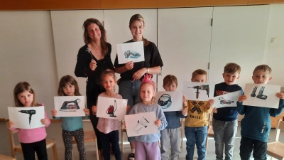 Die Vorschulkinder der städtischen Kita Nepomuk haben zusammen mit Berufspraktikantin Helena Resch von der Umweltpädagogin Ragna Peilstöcker (l.) jede Menge rund um das Thema Energie erfahren.  (Foto: Kita)
