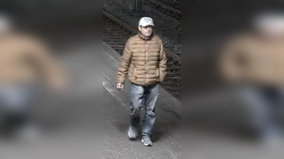 Die Kriminalpolizei Fürstenfeldbruck veröffentlicht nun ein Lichtbild aus einer Überwachungskamera am Bahnhof in Starnberg. Wer kennt diesen Mann? (Foto: Kriminalpolizei Fürstenfeldbruck)