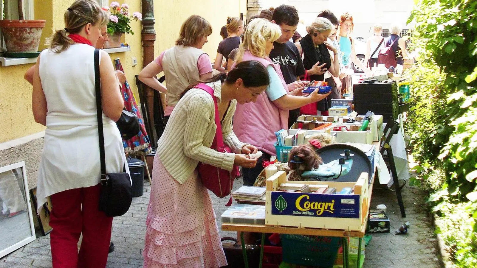 Schwabinger Hausgemeinschaften verkaufen wieder allerlei Schönes und Nützliches aus zweiter Hand in ihren Innenhöfen.  (Foto: VA)
