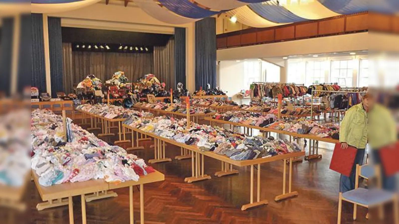 Große Auswahl gibt es im Ismaninger Bürgersaal. Unser Bild zeigt den Babybasar.	 (Foto: NBH Ismaning)