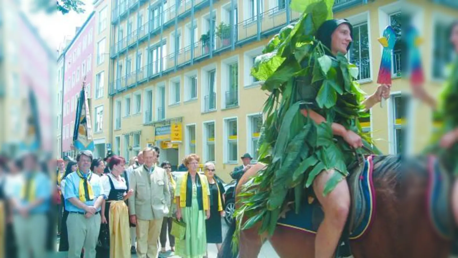 Der Wasservogel hoch zu Pferde, dahinter die Gruppe der BA-Mitglieder mit Prinz Wolfgang von Bayern und Diana Stachowitz (MdL). (Foto: bb)