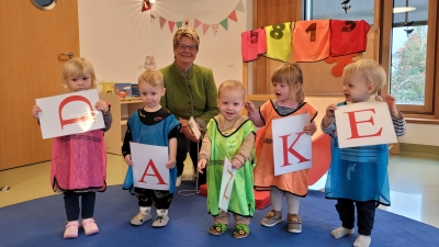 Die Vorsitzende des AWO-Ortsverbands Britta Becker übergab 72 Warnwesten an die Kinderkrippe Abenteuerland. (Foto: Oberrenner)
