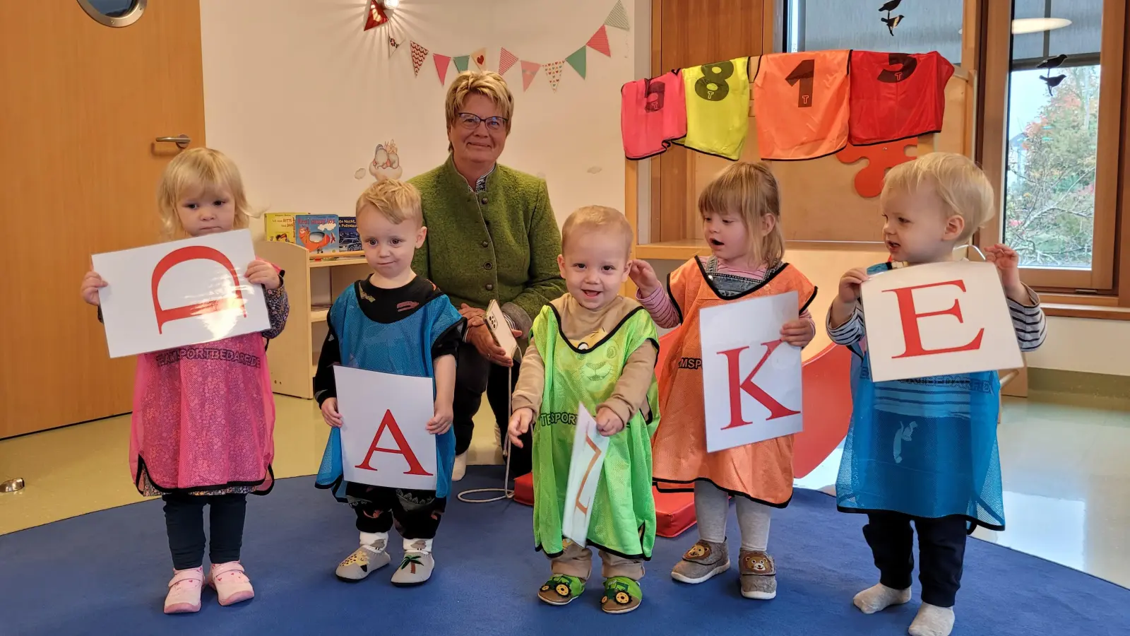 Die Vorsitzende des AWO-Ortsverbands Britta Becker übergab 72 Warnwesten an die Kinderkrippe Abenteuerland. (Foto: Oberrenner)