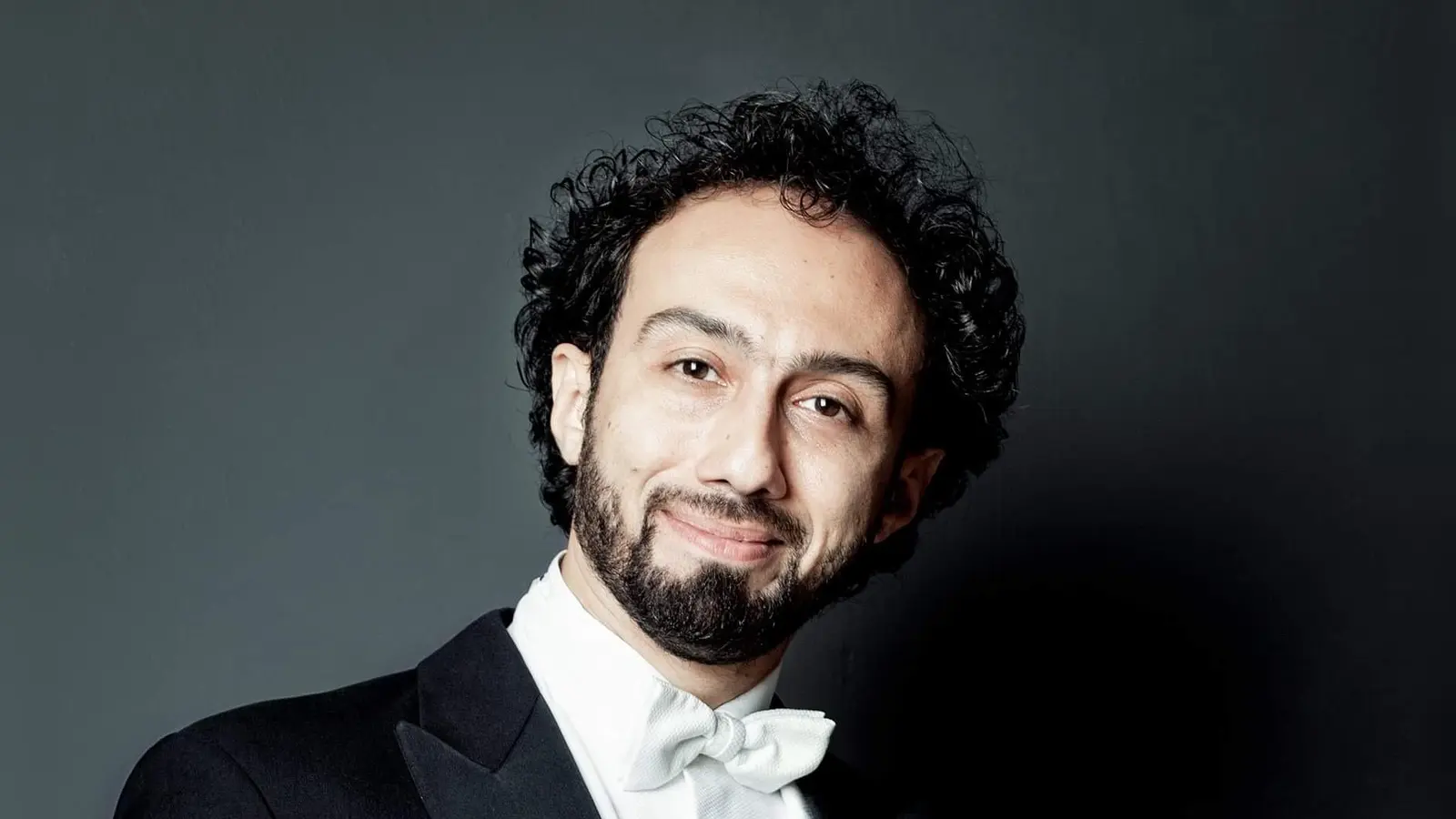 Fuad Ibrahimov dirigiert die September-Konzerte der NPhM. (Foto: Ira Weihrauch)