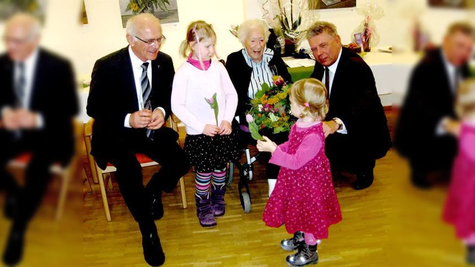 Caritasdirektor Hans Lindenberger, die Urenkelinnen Veronika und Melanie, Auguste Ehard und Oberbürgermeister Dieter Reiter (von links).	 (F.: Caritasverband)